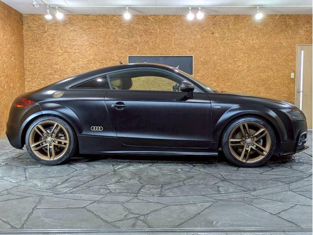 ＴＴクーペ １．８ＴＦＳＩ　Ｓラインパッケージ　マットブラック　リアウィング・ドアミラー・カーボンラッピング　ブロンズ塗装１８インチＡＷ　純正ナビ　フルセグＴＶ　ＢＴ接続　リアカメラ　革シート　デジタルインナーミラー　ドラレコ　シートカバー　ＥＴＣ（13枚目）