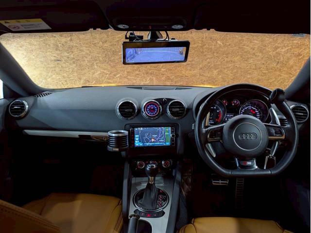 ＴＴクーペ １．８ＴＦＳＩ　Ｓラインパッケージ　マットブラック　リアウィング・ドアミラー・カーボンラッピング　ブロンズ塗装１８インチＡＷ　純正ナビ　フルセグＴＶ　ＢＴ接続　リアカメラ　革シート　デジタルインナーミラー　ドラレコ　シートカバー　ＥＴＣ（27枚目）