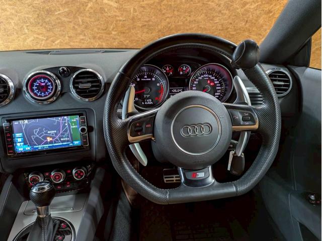 ＴＴクーペ １．８ＴＦＳＩ　Ｓラインパッケージ　マットブラック　リアウィング・ドアミラー・カーボンラッピング　ブロンズ塗装１８インチＡＷ　純正ナビ　フルセグＴＶ　ＢＴ接続　リアカメラ　革シート　デジタルインナーミラー　ドラレコ　シートカバー　ＥＴＣ（30枚目）