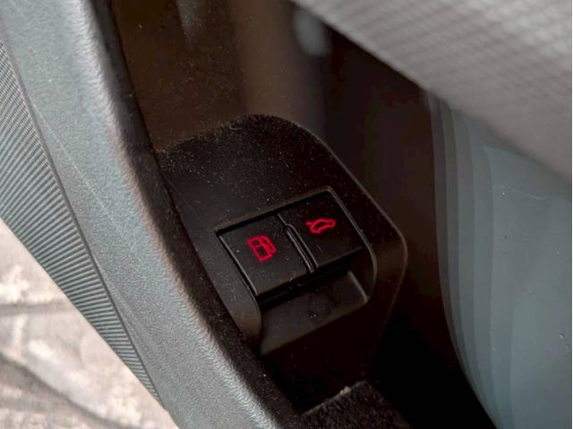 ＴＴクーペ １．８ＴＦＳＩ　Ｓラインパッケージ　マットブラック　リアウィング・ドアミラー・カーボンラッピング　ブロンズ塗装１８インチＡＷ　純正ナビ　フルセグＴＶ　ＢＴ接続　リアカメラ　革シート　デジタルインナーミラー　ドラレコ　シートカバー　ＥＴＣ（34枚目）
