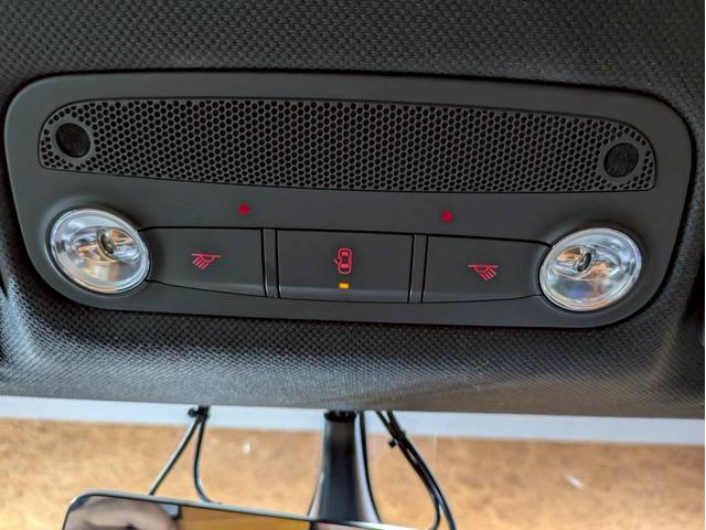 ＴＴクーペ １．８ＴＦＳＩ　Ｓラインパッケージ　マットブラック　リアウィング・ドアミラー・カーボンラッピング　ブロンズ塗装１８インチＡＷ　純正ナビ　フルセグＴＶ　ＢＴ接続　リアカメラ　革シート　デジタルインナーミラー　ドラレコ　シートカバー　ＥＴＣ（35枚目）