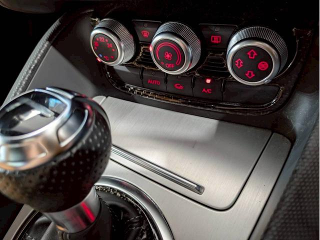 ＴＴクーペ １．８ＴＦＳＩ　Ｓラインパッケージ　マットブラック　リアウィング・ドアミラー・カーボンラッピング　ブロンズ塗装１８インチＡＷ　純正ナビ　フルセグＴＶ　ＢＴ接続　リアカメラ　革シート　デジタルインナーミラー　ドラレコ　シートカバー　ＥＴＣ（42枚目）