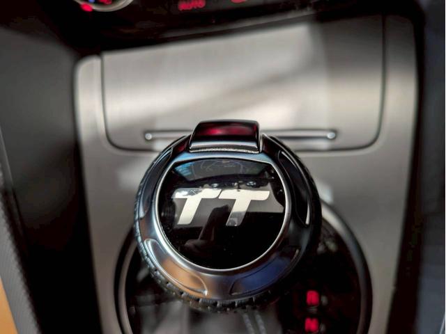 ＴＴクーペ １．８ＴＦＳＩ　Ｓラインパッケージ　マットブラック　リアウィング・ドアミラー・カーボンラッピング　ブロンズ塗装１８インチＡＷ　純正ナビ　フルセグＴＶ　ＢＴ接続　リアカメラ　革シート　デジタルインナーミラー　ドラレコ　シートカバー　ＥＴＣ（45枚目）