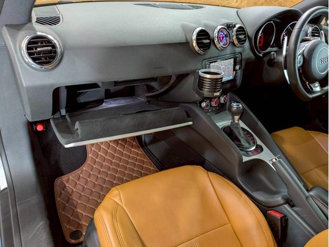ＴＴクーペ １．８ＴＦＳＩ　Ｓラインパッケージ　マットブラック　リアウィング・ドアミラー・カーボンラッピング　ブロンズ塗装１８インチＡＷ　純正ナビ　フルセグＴＶ　ＢＴ接続　リアカメラ　革シート　デジタルインナーミラー　ドラレコ　シートカバー　ＥＴＣ（49枚目）