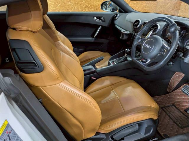 ＴＴクーペ １．８ＴＦＳＩ　Ｓラインパッケージ　マットブラック　リアウィング・ドアミラー・カーボンラッピング　ブロンズ塗装１８インチＡＷ　純正ナビ　フルセグＴＶ　ＢＴ接続　リアカメラ　革シート　デジタルインナーミラー　ドラレコ　シートカバー　ＥＴＣ（54枚目）