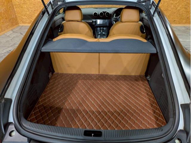ＴＴクーペ １．８ＴＦＳＩ　Ｓラインパッケージ　マットブラック　リアウィング・ドアミラー・カーボンラッピング　ブロンズ塗装１８インチＡＷ　純正ナビ　フルセグＴＶ　ＢＴ接続　リアカメラ　革シート　デジタルインナーミラー　ドラレコ　シートカバー　ＥＴＣ（64枚目）