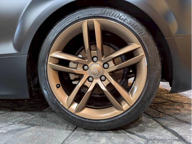 ＴＴクーペ １．８ＴＦＳＩ　Ｓラインパッケージ　マットブラック　リアウィング・ドアミラー・カーボンラッピング　ブロンズ塗装１８インチＡＷ　純正ナビ　フルセグＴＶ　ＢＴ接続　リアカメラ　革シート　デジタルインナーミラー　ドラレコ　シートカバー　ＥＴＣ（68枚目）
