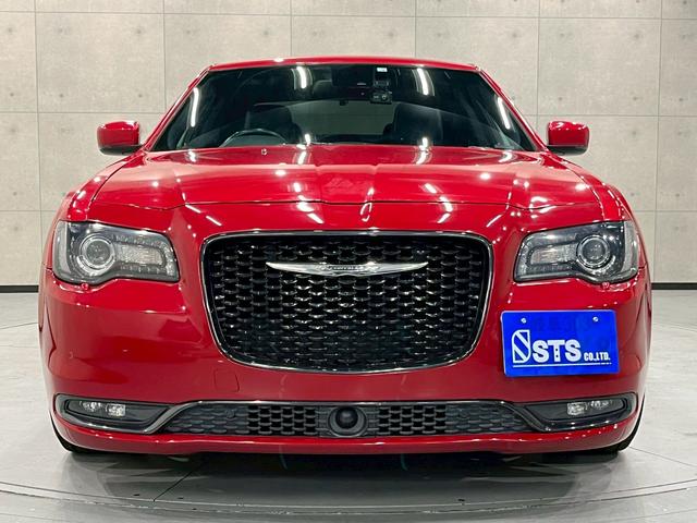 クライスラー・３００ ３００Ｓ　純正ナビ　フルセグＴＶ　Ｂｌｕｅｔｏｏｔｈ　バックカメラ　　フォグ　純正２０インチＡＷ　黒レザーシート　電動シート　シートヒーター　レーダークルーズ　クリアランスソナー　ドラレコ　スマートキー　ＥＴＣ（7枚目）