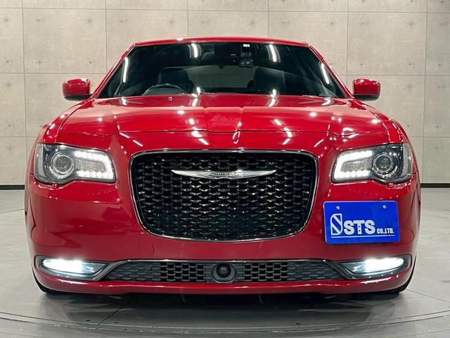 クライスラー・３００ ３００Ｓ　純正ナビ　フルセグＴＶ　Ｂｌｕｅｔｏｏｔｈ　バックカメラ　　フォグ　純正２０インチＡＷ　黒レザーシート　電動シート　シートヒーター　レーダークルーズ　クリアランスソナー　ドラレコ　スマートキー　ＥＴＣ（8枚目）