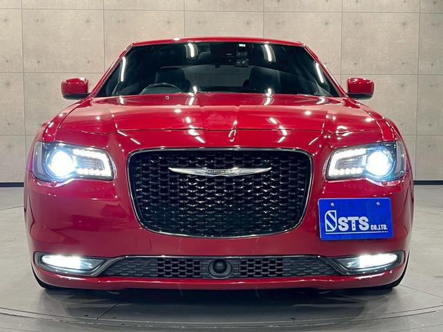 クライスラー・３００ ３００Ｓ　純正ナビ　フルセグＴＶ　Ｂｌｕｅｔｏｏｔｈ　バックカメラ　　フォグ　純正２０インチＡＷ　黒レザーシート　電動シート　シートヒーター　レーダークルーズ　クリアランスソナー　ドラレコ　スマートキー　ＥＴＣ（9枚目）