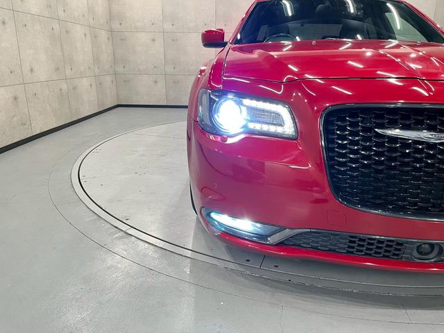 クライスラー・３００ ３００Ｓ　純正ナビ　フルセグＴＶ　Ｂｌｕｅｔｏｏｔｈ　バックカメラ　　フォグ　純正２０インチＡＷ　黒レザーシート　電動シート　シートヒーター　レーダークルーズ　クリアランスソナー　ドラレコ　スマートキー　ＥＴＣ（10枚目）