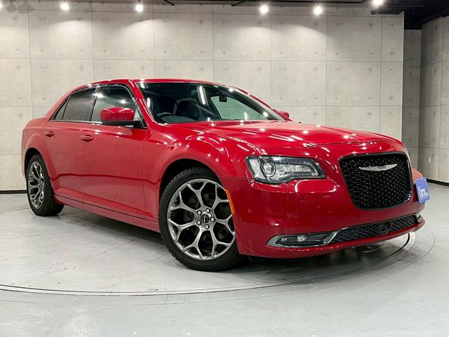 クライスラー・３００ ３００Ｓ　純正ナビ　フルセグＴＶ　Ｂｌｕｅｔｏｏｔｈ　バックカメラ　　フォグ　純正２０インチＡＷ　黒レザーシート　電動シート　シートヒーター　レーダークルーズ　クリアランスソナー　ドラレコ　スマートキー　ＥＴＣ（12枚目）