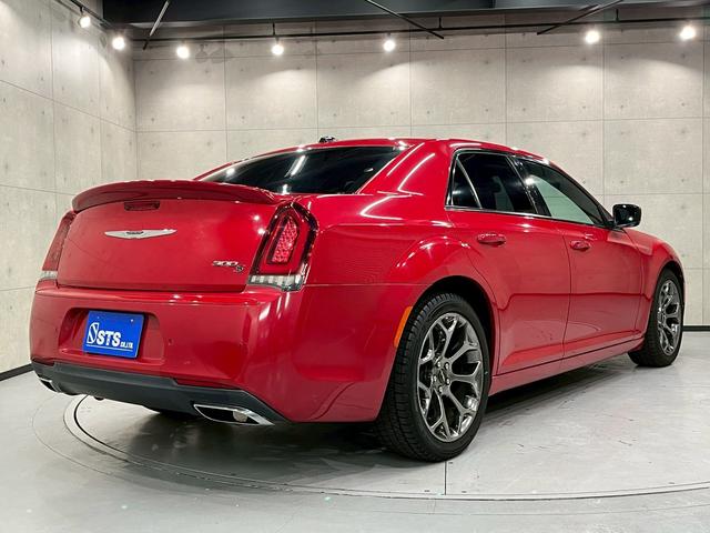 クライスラー・３００ ３００Ｓ　純正ナビ　フルセグＴＶ　Ｂｌｕｅｔｏｏｔｈ　バックカメラ　　フォグ　純正２０インチＡＷ　黒レザーシート　電動シート　シートヒーター　レーダークルーズ　クリアランスソナー　ドラレコ　スマートキー　ＥＴＣ（14枚目）