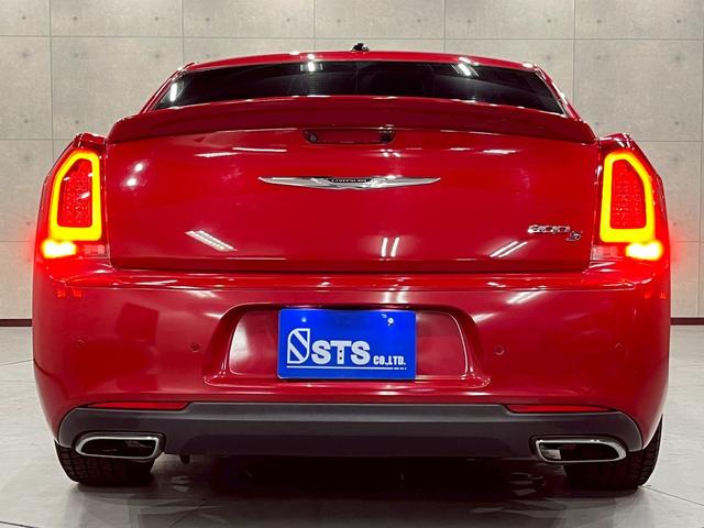 クライスラー・３００ ３００Ｓ　純正ナビ　フルセグＴＶ　Ｂｌｕｅｔｏｏｔｈ　バックカメラ　　フォグ　純正２０インチＡＷ　黒レザーシート　電動シート　シートヒーター　レーダークルーズ　クリアランスソナー　ドラレコ　スマートキー　ＥＴＣ（17枚目）