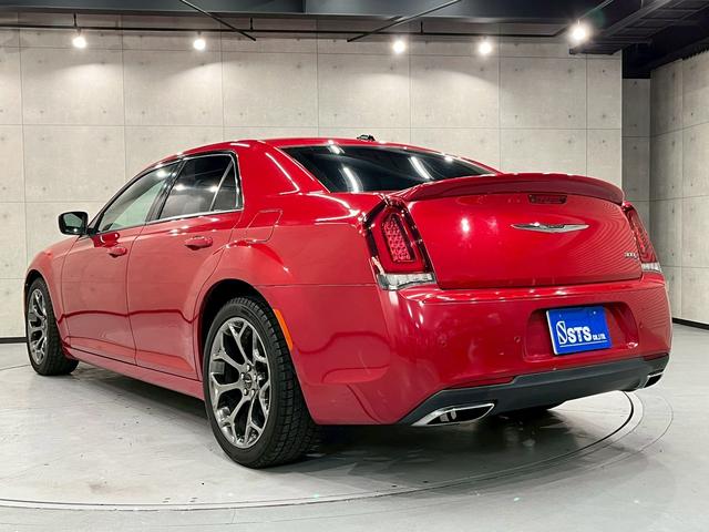 クライスラー・３００ ３００Ｓ　純正ナビ　フルセグＴＶ　Ｂｌｕｅｔｏｏｔｈ　バックカメラ　　フォグ　純正２０インチＡＷ　黒レザーシート　電動シート　シートヒーター　レーダークルーズ　クリアランスソナー　ドラレコ　スマートキー　ＥＴＣ（18枚目）