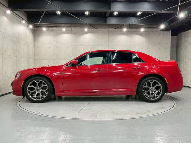 クライスラー・３００ ３００Ｓ　純正ナビ　フルセグＴＶ　Ｂｌｕｅｔｏｏｔｈ　バックカメラ　　フォグ　純正２０インチＡＷ　黒レザーシート　電動シート　シートヒーター　レーダークルーズ　クリアランスソナー　ドラレコ　スマートキー　ＥＴＣ（19枚目）