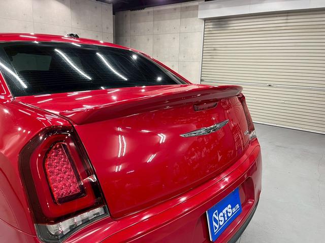 クライスラー・３００ ３００Ｓ　純正ナビ　フルセグＴＶ　Ｂｌｕｅｔｏｏｔｈ　バックカメラ　　フォグ　純正２０インチＡＷ　黒レザーシート　電動シート　シートヒーター　レーダークルーズ　クリアランスソナー　ドラレコ　スマートキー　ＥＴＣ（21枚目）