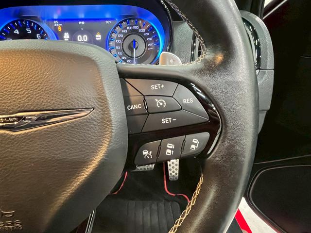 クライスラー・３００ ３００Ｓ　純正ナビ　フルセグＴＶ　Ｂｌｕｅｔｏｏｔｈ　バックカメラ　　フォグ　純正２０インチＡＷ　黒レザーシート　電動シート　シートヒーター　レーダークルーズ　クリアランスソナー　ドラレコ　スマートキー　ＥＴＣ（28枚目）