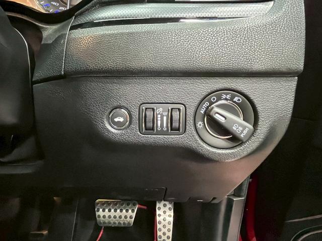 クライスラー・３００ ３００Ｓ　純正ナビ　フルセグＴＶ　Ｂｌｕｅｔｏｏｔｈ　バックカメラ　　フォグ　純正２０インチＡＷ　黒レザーシート　電動シート　シートヒーター　レーダークルーズ　クリアランスソナー　ドラレコ　スマートキー　ＥＴＣ（32枚目）