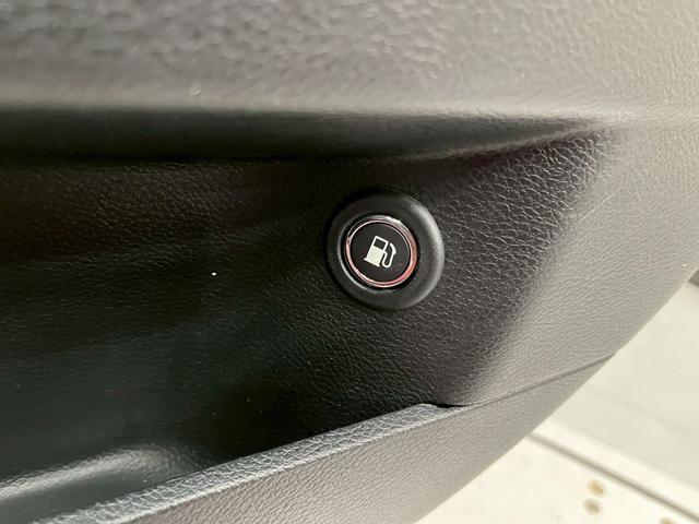 クライスラー・３００ ３００Ｓ　純正ナビ　フルセグＴＶ　Ｂｌｕｅｔｏｏｔｈ　バックカメラ　　フォグ　純正２０インチＡＷ　黒レザーシート　電動シート　シートヒーター　レーダークルーズ　クリアランスソナー　ドラレコ　スマートキー　ＥＴＣ（33枚目）