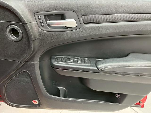 クライスラー・３００ ３００Ｓ　純正ナビ　フルセグＴＶ　Ｂｌｕｅｔｏｏｔｈ　バックカメラ　　フォグ　純正２０インチＡＷ　黒レザーシート　電動シート　シートヒーター　レーダークルーズ　クリアランスソナー　ドラレコ　スマートキー　ＥＴＣ（34枚目）