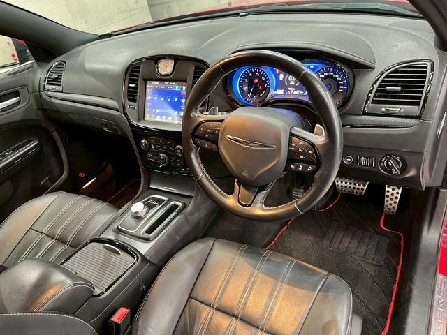 クライスラー・３００ ３００Ｓ　純正ナビ　フルセグＴＶ　Ｂｌｕｅｔｏｏｔｈ　バックカメラ　　フォグ　純正２０インチＡＷ　黒レザーシート　電動シート　シートヒーター　レーダークルーズ　クリアランスソナー　ドラレコ　スマートキー　ＥＴＣ（51枚目）