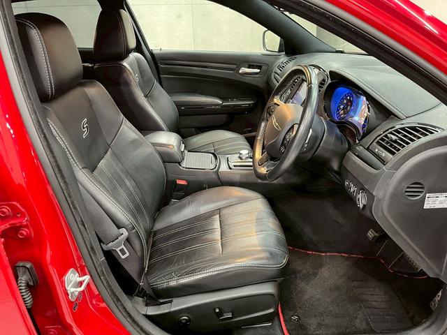 クライスラー・３００ ３００Ｓ　純正ナビ　フルセグＴＶ　Ｂｌｕｅｔｏｏｔｈ　バックカメラ　　フォグ　純正２０インチＡＷ　黒レザーシート　電動シート　シートヒーター　レーダークルーズ　クリアランスソナー　ドラレコ　スマートキー　ＥＴＣ（52枚目）