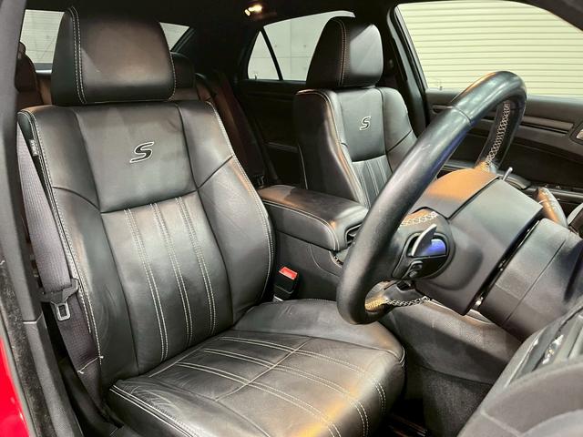 クライスラー・３００ ３００Ｓ　純正ナビ　フルセグＴＶ　Ｂｌｕｅｔｏｏｔｈ　バックカメラ　　フォグ　純正２０インチＡＷ　黒レザーシート　電動シート　シートヒーター　レーダークルーズ　クリアランスソナー　ドラレコ　スマートキー　ＥＴＣ（53枚目）