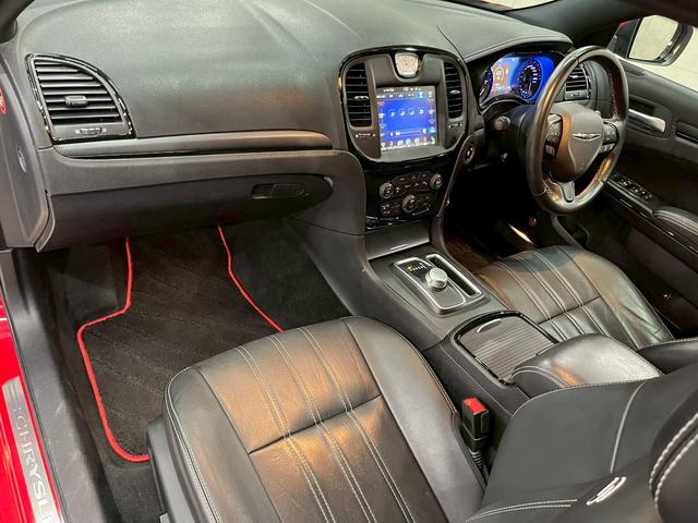 クライスラー・３００ ３００Ｓ　純正ナビ　フルセグＴＶ　Ｂｌｕｅｔｏｏｔｈ　バックカメラ　　フォグ　純正２０インチＡＷ　黒レザーシート　電動シート　シートヒーター　レーダークルーズ　クリアランスソナー　ドラレコ　スマートキー　ＥＴＣ（56枚目）