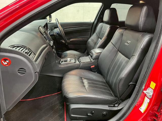 クライスラー・３００ ３００Ｓ　純正ナビ　フルセグＴＶ　Ｂｌｕｅｔｏｏｔｈ　バックカメラ　　フォグ　純正２０インチＡＷ　黒レザーシート　電動シート　シートヒーター　レーダークルーズ　クリアランスソナー　ドラレコ　スマートキー　ＥＴＣ（57枚目）