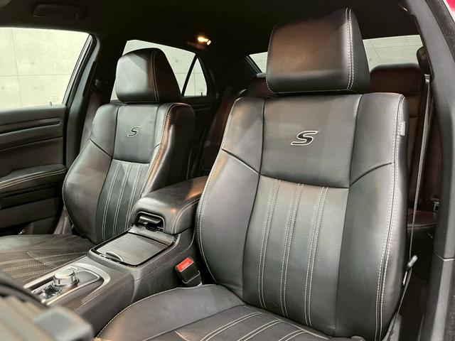 クライスラー・３００ ３００Ｓ　純正ナビ　フルセグＴＶ　Ｂｌｕｅｔｏｏｔｈ　バックカメラ　　フォグ　純正２０インチＡＷ　黒レザーシート　電動シート　シートヒーター　レーダークルーズ　クリアランスソナー　ドラレコ　スマートキー　ＥＴＣ（58枚目）