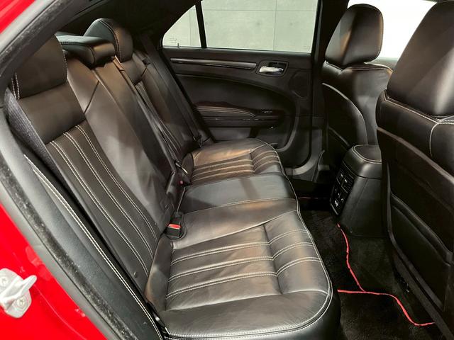 クライスラー・３００ ３００Ｓ　純正ナビ　フルセグＴＶ　Ｂｌｕｅｔｏｏｔｈ　バックカメラ　　フォグ　純正２０インチＡＷ　黒レザーシート　電動シート　シートヒーター　レーダークルーズ　クリアランスソナー　ドラレコ　スマートキー　ＥＴＣ（60枚目）