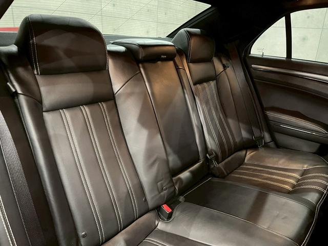 クライスラー・３００ ３００Ｓ　純正ナビ　フルセグＴＶ　Ｂｌｕｅｔｏｏｔｈ　バックカメラ　　フォグ　純正２０インチＡＷ　黒レザーシート　電動シート　シートヒーター　レーダークルーズ　クリアランスソナー　ドラレコ　スマートキー　ＥＴＣ（61枚目）