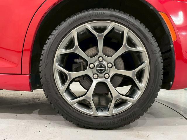 クライスラー・３００ ３００Ｓ　純正ナビ　フルセグＴＶ　Ｂｌｕｅｔｏｏｔｈ　バックカメラ　　フォグ　純正２０インチＡＷ　黒レザーシート　電動シート　シートヒーター　レーダークルーズ　クリアランスソナー　ドラレコ　スマートキー　ＥＴＣ（71枚目）