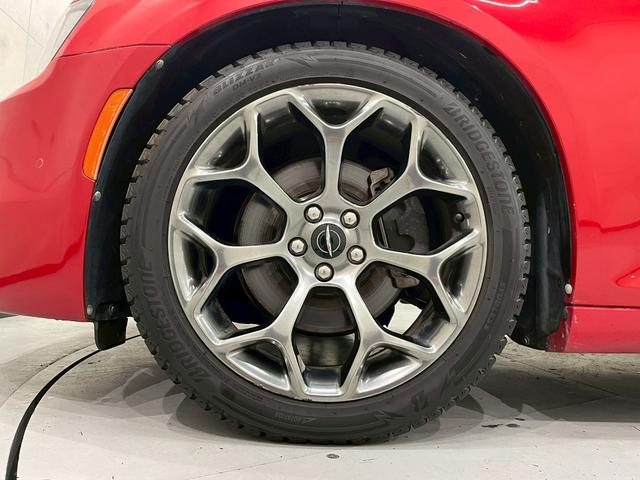 クライスラー・３００ ３００Ｓ　純正ナビ　フルセグＴＶ　Ｂｌｕｅｔｏｏｔｈ　バックカメラ　　フォグ　純正２０インチＡＷ　黒レザーシート　電動シート　シートヒーター　レーダークルーズ　クリアランスソナー　ドラレコ　スマートキー　ＥＴＣ（72枚目）