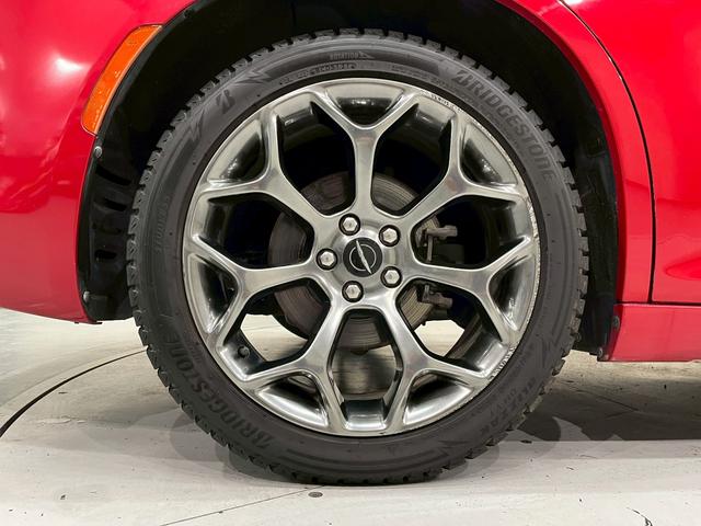 クライスラー・３００ ３００Ｓ　純正ナビ　フルセグＴＶ　Ｂｌｕｅｔｏｏｔｈ　バックカメラ　　フォグ　純正２０インチＡＷ　黒レザーシート　電動シート　シートヒーター　レーダークルーズ　クリアランスソナー　ドラレコ　スマートキー　ＥＴＣ（73枚目）