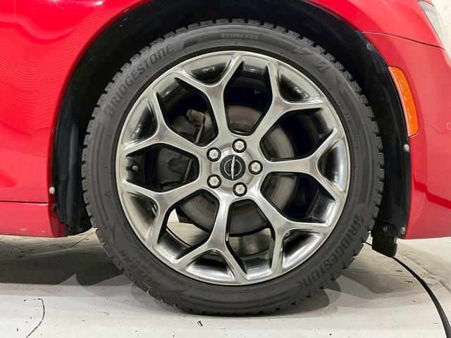 クライスラー・３００ ３００Ｓ　純正ナビ　フルセグＴＶ　Ｂｌｕｅｔｏｏｔｈ　バックカメラ　　フォグ　純正２０インチＡＷ　黒レザーシート　電動シート　シートヒーター　レーダークルーズ　クリアランスソナー　ドラレコ　スマートキー　ＥＴＣ（74枚目）