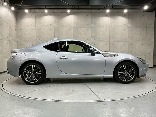 ８６ スタイルＣｂ　純正ナビ　フルセグＴＶ　Ｂｌｕｅｔｏｏｔｈ　バックモニター　ＨＩＤヘッドライト　フォグ　純正１７インチアルミ　ハーフレザーシート　革巻きステア　パドルシフト　スマートキー　ＥＴＣ　実走行１．７万キロ台（13枚目）