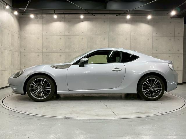 ８６ スタイルＣｂ　純正ナビ　フルセグＴＶ　Ｂｌｕｅｔｏｏｔｈ　バックモニター　ＨＩＤヘッドライト　フォグ　純正１７インチアルミ　ハーフレザーシート　革巻きステア　パドルシフト　スマートキー　ＥＴＣ　実走行１．７万キロ台（18枚目）