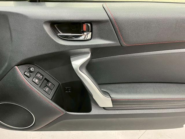 ８６ スタイルＣｂ　純正ナビ　フルセグＴＶ　Ｂｌｕｅｔｏｏｔｈ　バックモニター　ＨＩＤヘッドライト　フォグ　純正１７インチアルミ　ハーフレザーシート　革巻きステア　パドルシフト　スマートキー　ＥＴＣ　実走行１．７万キロ台（29枚目）