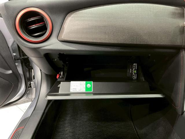 ８６ スタイルＣｂ　純正ナビ　フルセグＴＶ　Ｂｌｕｅｔｏｏｔｈ　バックモニター　ＨＩＤヘッドライト　フォグ　純正１７インチアルミ　ハーフレザーシート　革巻きステア　パドルシフト　スマートキー　ＥＴＣ　実走行１．７万キロ台（34枚目）