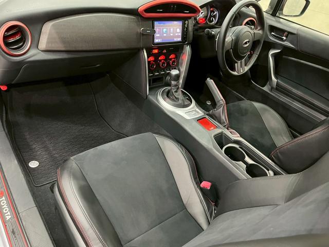 ８６ スタイルＣｂ　純正ナビ　フルセグＴＶ　Ｂｌｕｅｔｏｏｔｈ　バックモニター　ＨＩＤヘッドライト　フォグ　純正１７インチアルミ　ハーフレザーシート　革巻きステア　パドルシフト　スマートキー　ＥＴＣ　実走行１．７万キロ台（43枚目）