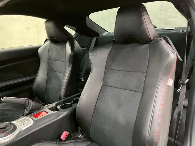 ８６ スタイルＣｂ　純正ナビ　フルセグＴＶ　Ｂｌｕｅｔｏｏｔｈ　バックモニター　ＨＩＤヘッドライト　フォグ　純正１７インチアルミ　ハーフレザーシート　革巻きステア　パドルシフト　スマートキー　ＥＴＣ　実走行１．７万キロ台（45枚目）