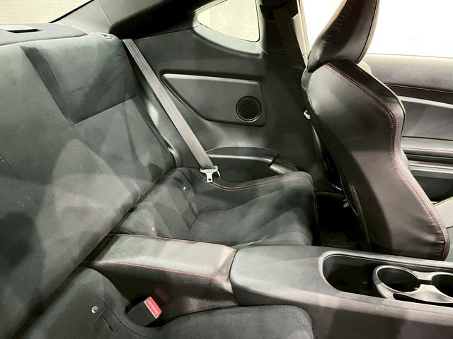 ８６ スタイルＣｂ　純正ナビ　フルセグＴＶ　Ｂｌｕｅｔｏｏｔｈ　バックモニター　ＨＩＤヘッドライト　フォグ　純正１７インチアルミ　ハーフレザーシート　革巻きステア　パドルシフト　スマートキー　ＥＴＣ　実走行１．７万キロ台（46枚目）