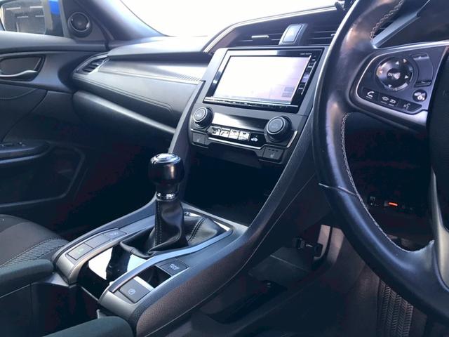 シビック ハッチバック　６速ＭＴ　ＨＫＳマフラー　ＢＬＩＴＺエアインテークパイプ　エアロ　Ｇａｔｈｅｒｓナビ　Ａｐｐｌｅｃａｒｐｌａｙ　Ｂｌｕｅｔｏｏｔｈ　ＴＶ　純正１８ＡＷ　前後ドラレコ　レーダークルーズ　衝突軽減　ＥＴＣ（34枚目）