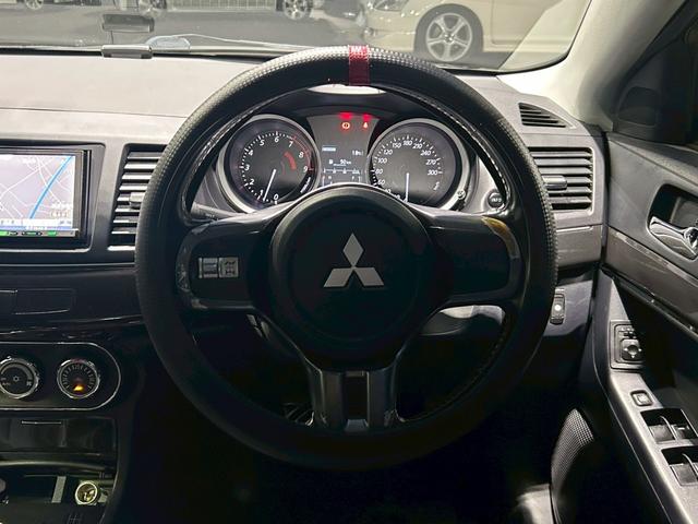 ランサー ＧＳＲエボリューションＸ　５速ＭＴ　大型リアスポイラー　ＲＡＺＯシフトノブ　ＲＥＣＡＲＯシート　社外１８インチＡＷ　ｂｒｅｍｂｏキャリパー　社外ナビ　ＨＩＤヘッドライト　オートライト　電動格納ミラー　スマートキー　ＥＴＣ車載器（18枚目）