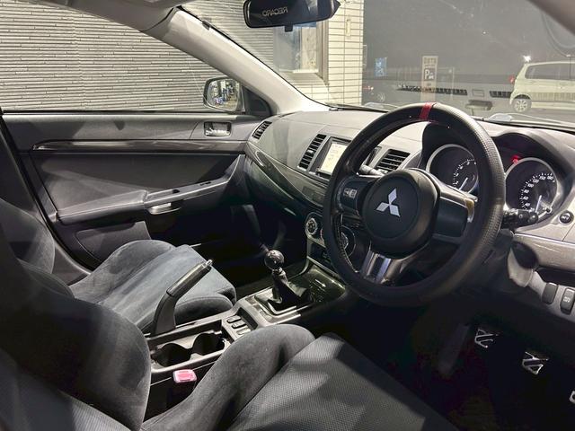 ランサー ＧＳＲエボリューションＸ　５速ＭＴ　大型リアスポイラー　ＲＡＺＯシフトノブ　ＲＥＣＡＲＯシート　社外１８インチＡＷ　ｂｒｅｍｂｏキャリパー　社外ナビ　ＨＩＤヘッドライト　オートライト　電動格納ミラー　スマートキー　ＥＴＣ車載器（36枚目）