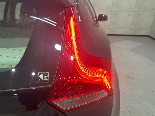 Ｖ４０ クロスカントリー　Ｔ５　ＡＷＤ　タックエディション　純正ナビ　Ｂｌｕｅｔｏｏｔｈ　リアカメラ　ＬＥＤヘッドライト　純正１８インチＡＷ　メモリ付パワーシート　シートヒーター　ステアスイッチ　レーダークルーズ　障害物センサー　ドラレコ　スマートキー　ＥＴＣ（17枚目）