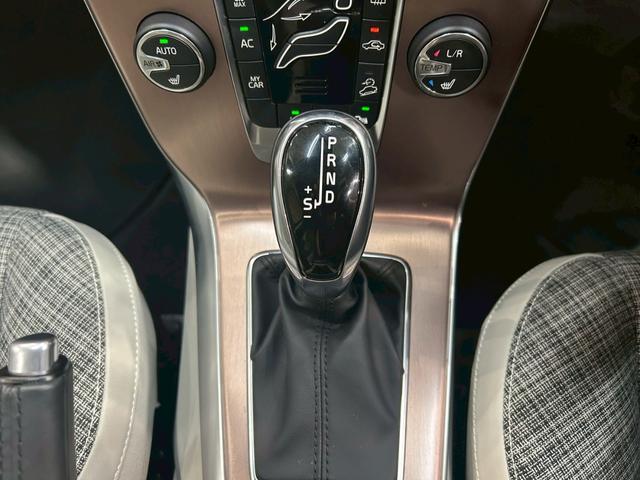 Ｖ４０ クロスカントリー　Ｔ５　ＡＷＤ　タックエディション　純正ナビ　Ｂｌｕｅｔｏｏｔｈ　リアカメラ　ＬＥＤヘッドライト　純正１８インチＡＷ　メモリ付パワーシート　シートヒーター　ステアスイッチ　レーダークルーズ　障害物センサー　ドラレコ　スマートキー　ＥＴＣ（38枚目）