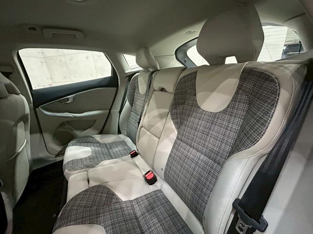 Ｖ４０ クロスカントリー　Ｔ５　ＡＷＤ　タックエディション　純正ナビ　Ｂｌｕｅｔｏｏｔｈ　リアカメラ　ＬＥＤヘッドライト　純正１８インチＡＷ　メモリ付パワーシート　シートヒーター　ステアスイッチ　レーダークルーズ　障害物センサー　ドラレコ　スマートキー　ＥＴＣ（53枚目）